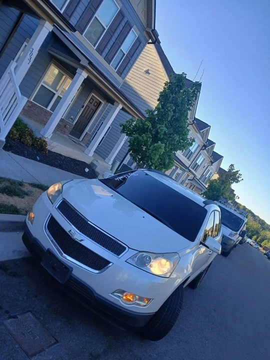 2011 Chevrolet Traverse - Image 3 of 4