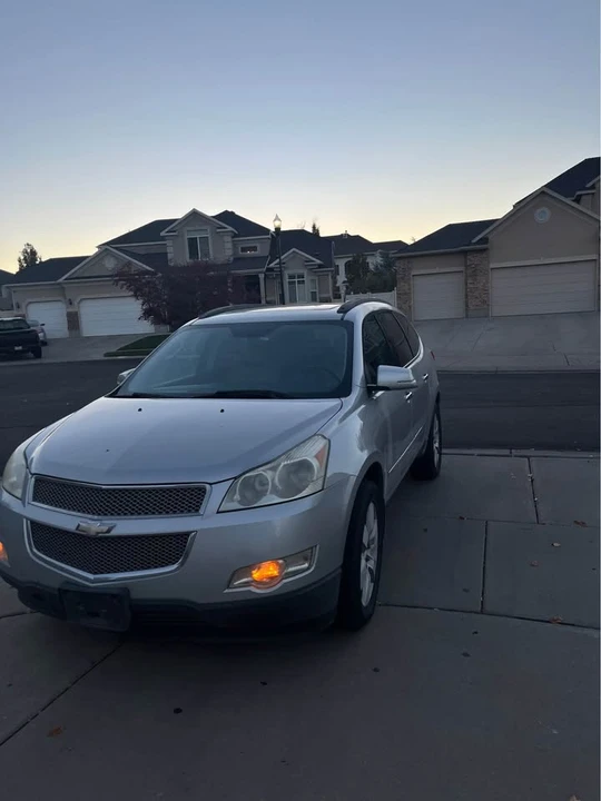 2011 Chevrolet Traverse - Image 2 of 10