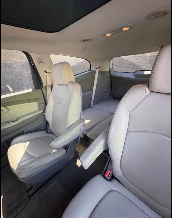 2011 Chevrolet Traverse - Image 4 of 5