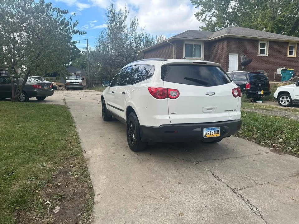 2011 Chevrolet Traverse - Image 10 of 12