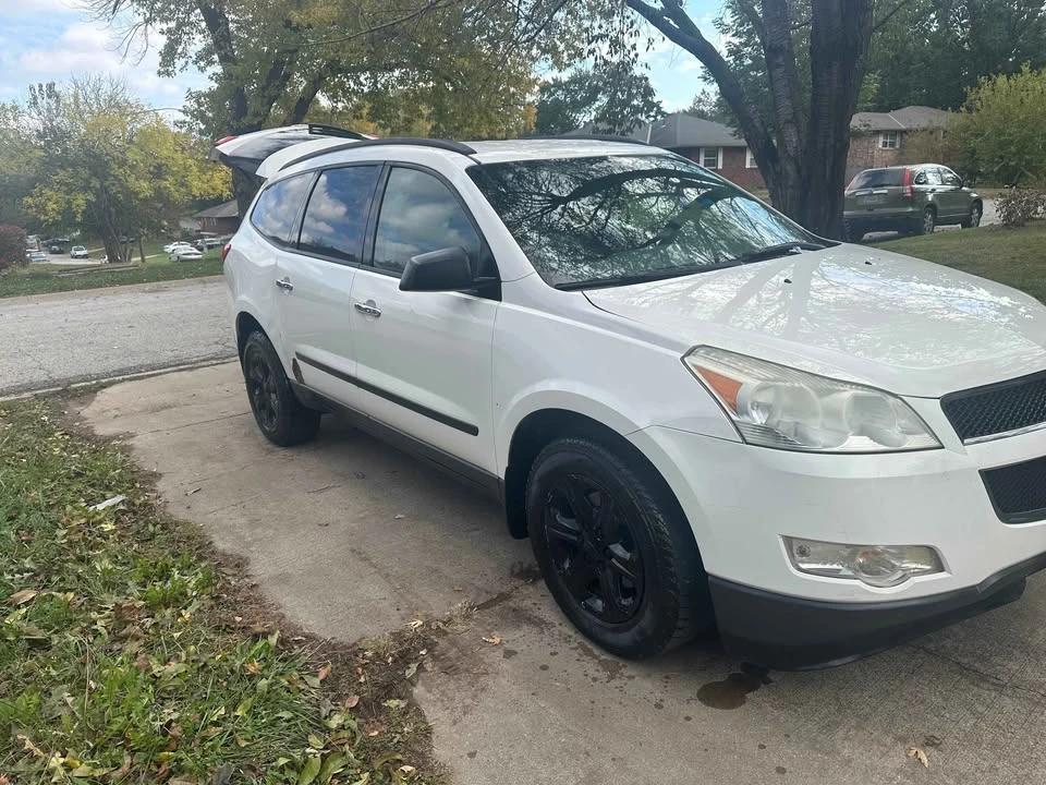 2011 Chevrolet Traverse - Image 2 of 12
