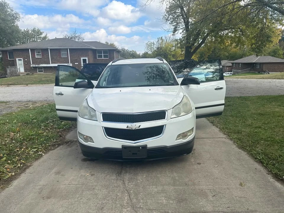 2011 Chevrolet Traverse - Image 8 of 12