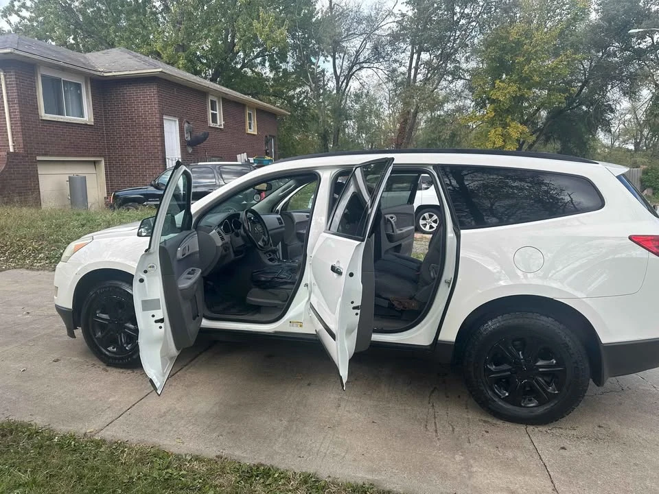 2011 Chevrolet Traverse - Image 11 of 12