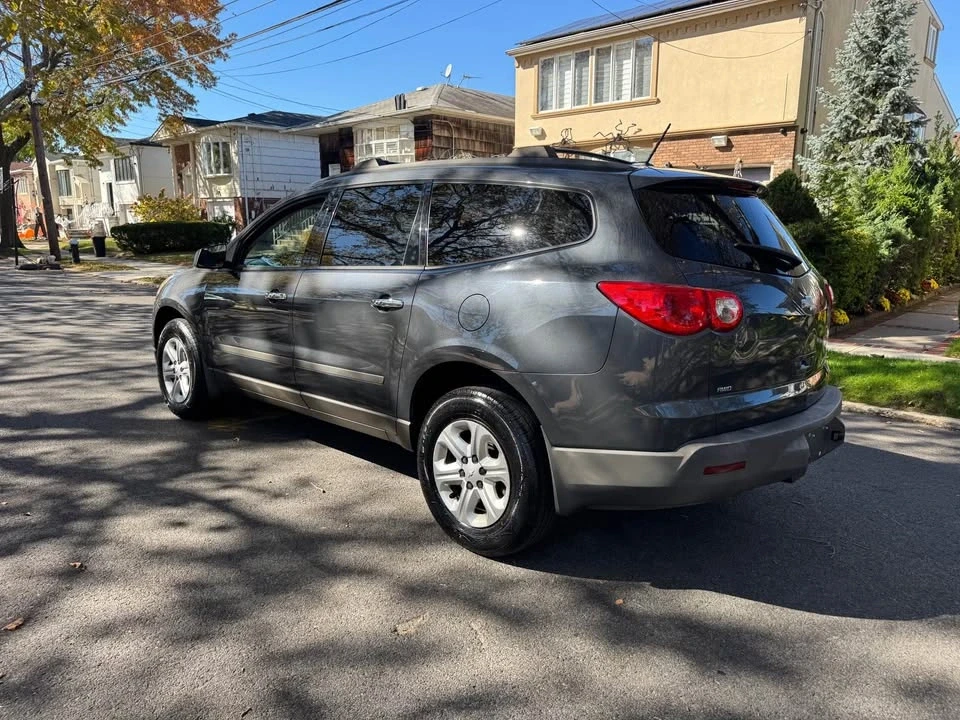 2011 Chevrolet Traverse - Image 4 of 10