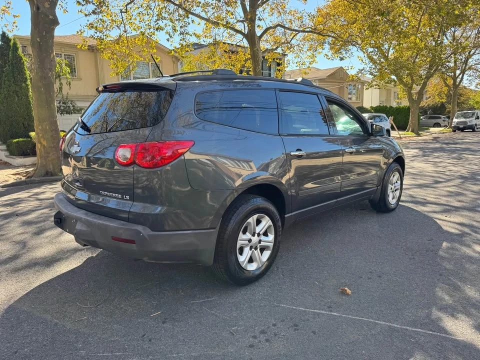 2011 Chevrolet Traverse - Image 2 of 10
