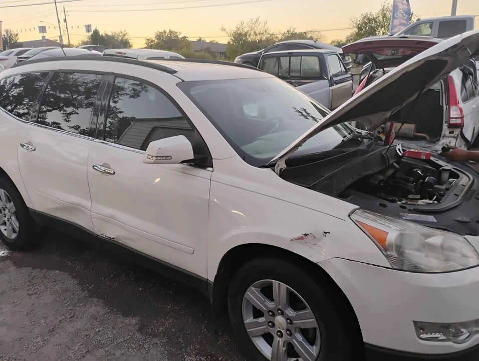 2011 Chevrolet Traverse - Image 2 of 11
