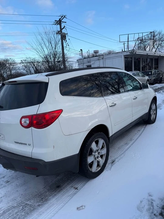 2011 Chevrolet Traverse - Image 2 of 5