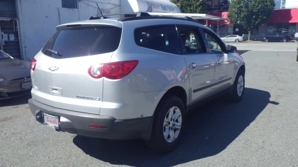 2011 Chevrolet Traverse - Image 5 of 15