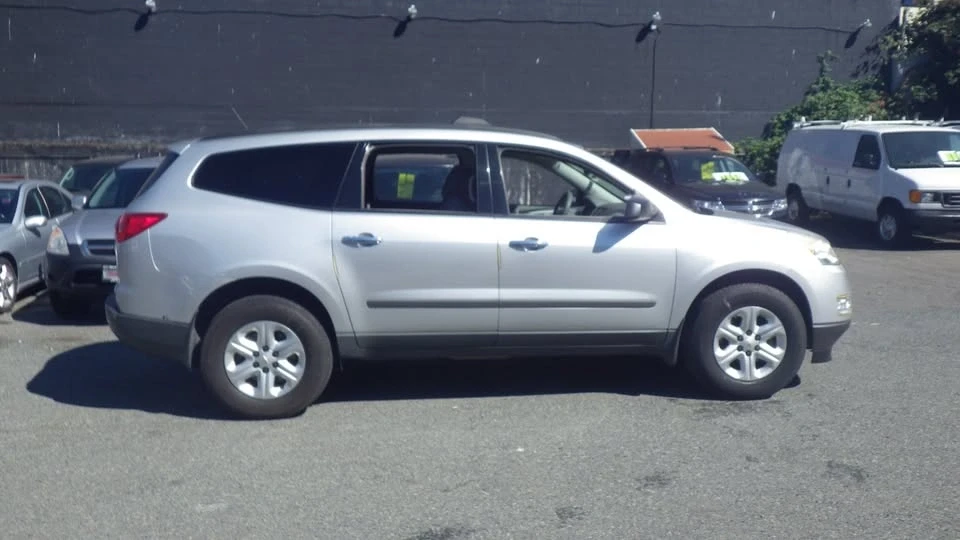 2011 Chevrolet Traverse - Image 6 of 15