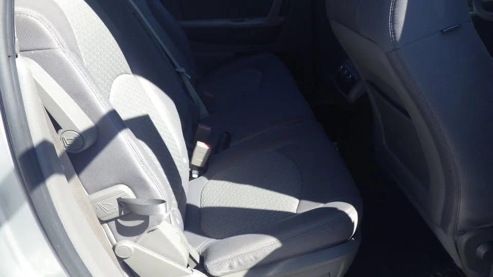 2011 Chevrolet Traverse - Image 10 of 15
