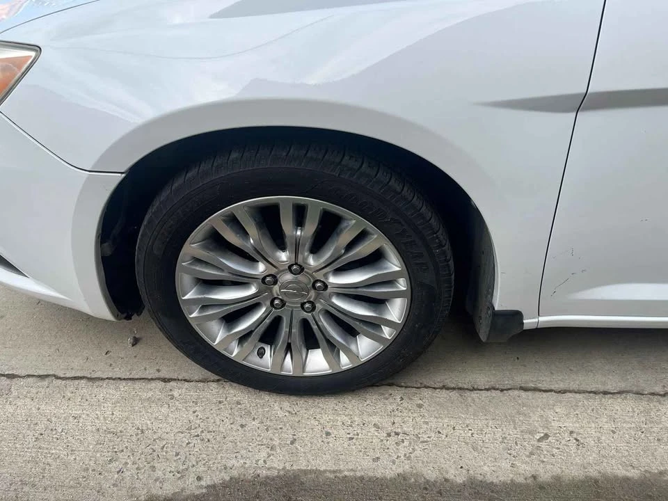 2011 Chrysler 200 - Image 4 of 10