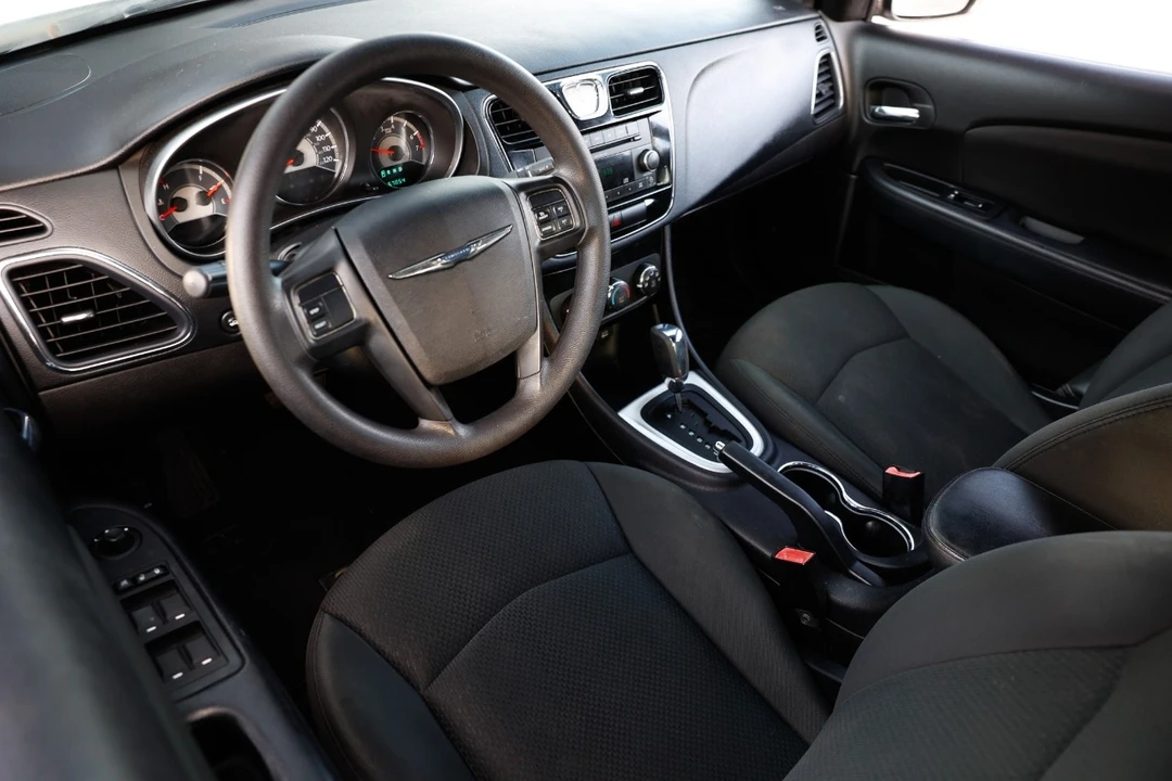 2011 Chrysler 200 - Image 4 of 12