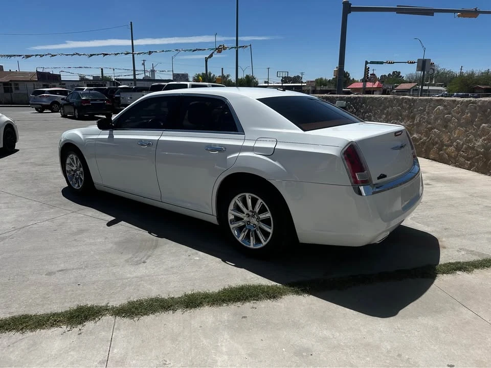 2011 Chrysler 300 (2005-2023) - Image 4 of 10