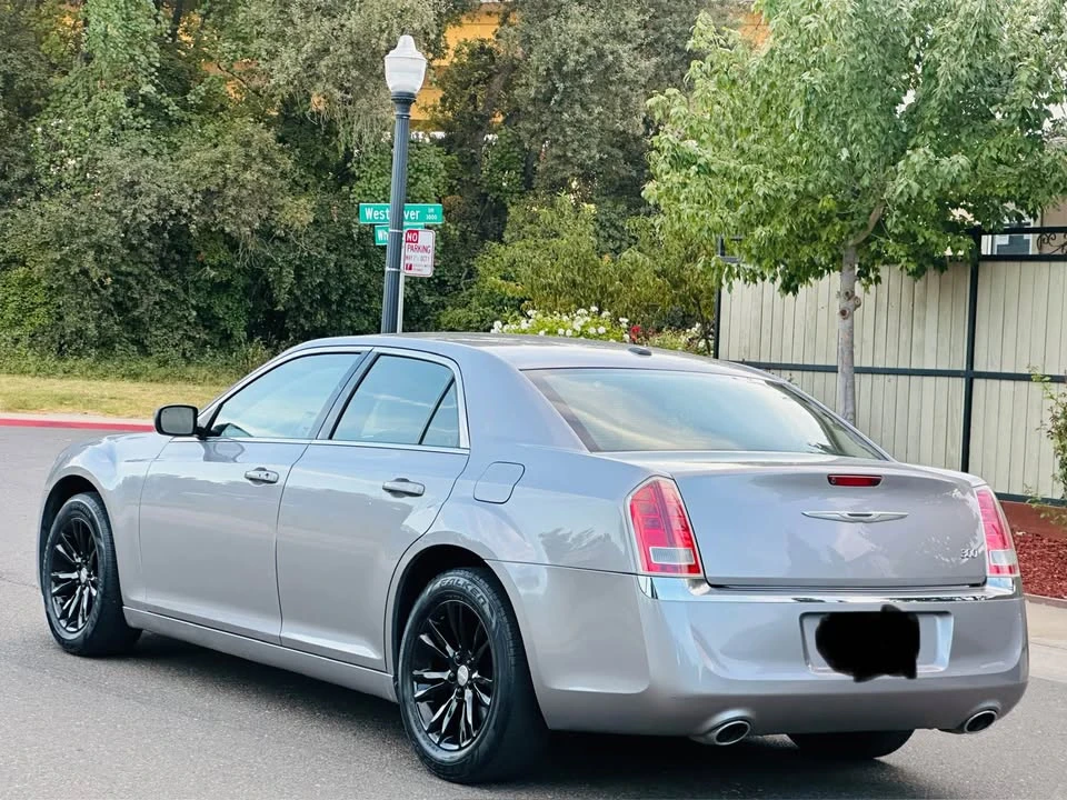 2011 Chrysler 300 (2005-2023) - Image 4 of 5