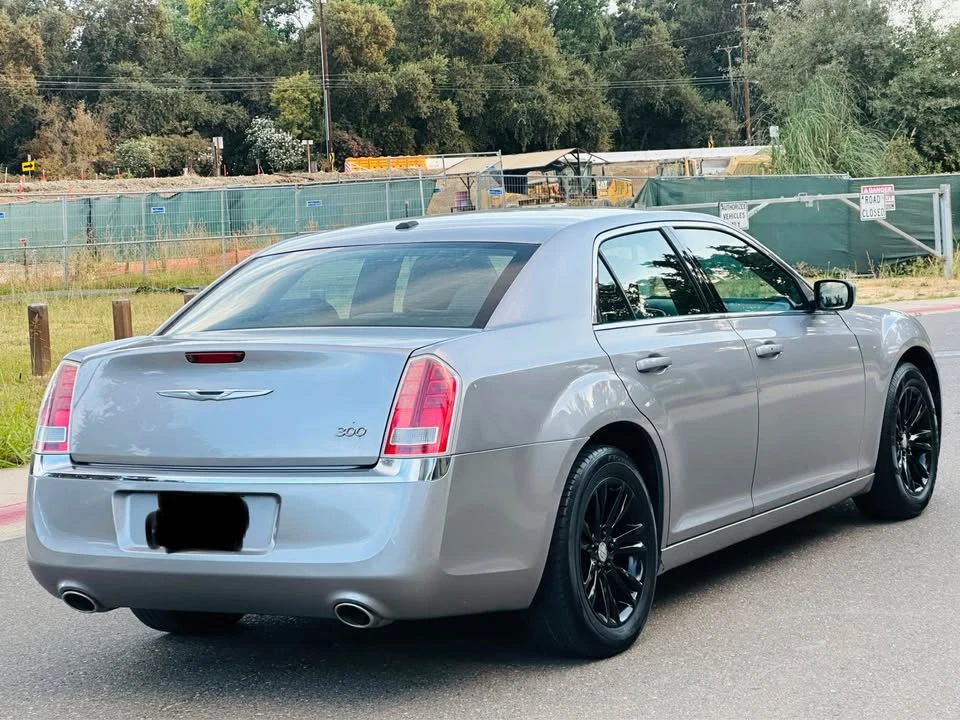 2011 Chrysler 300 (2005-2023) - Image 3 of 5