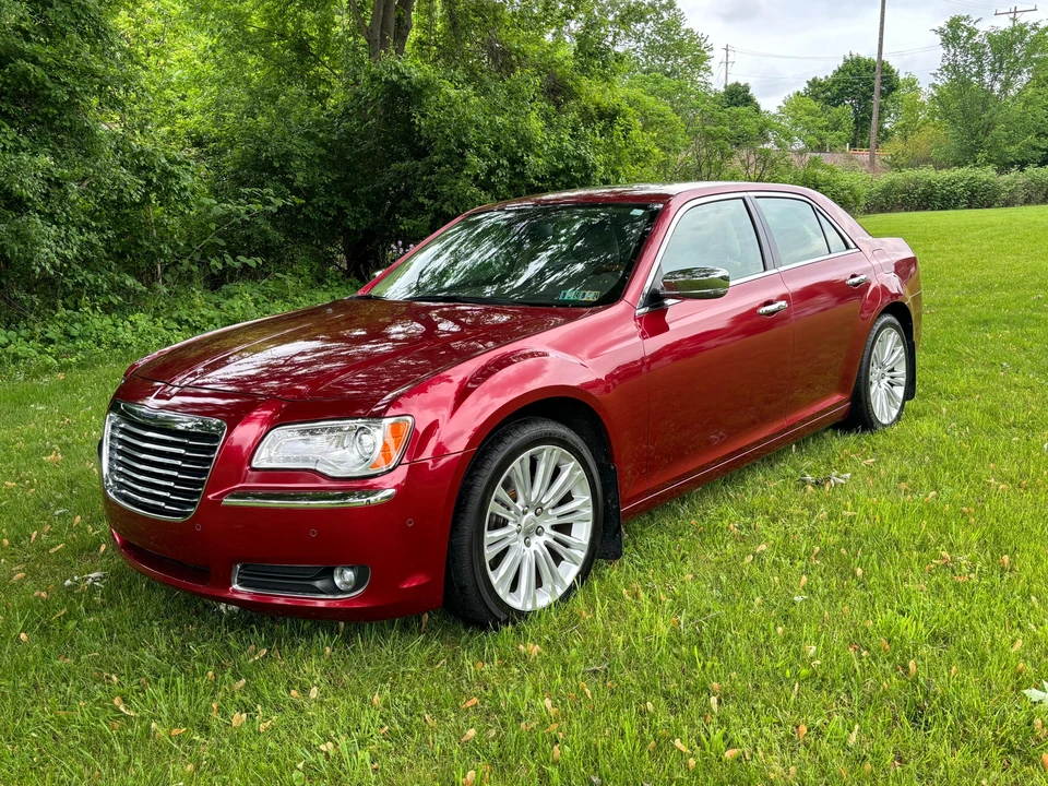 2011 Chrysler 300 (2005-2023) - Image 10 of 31