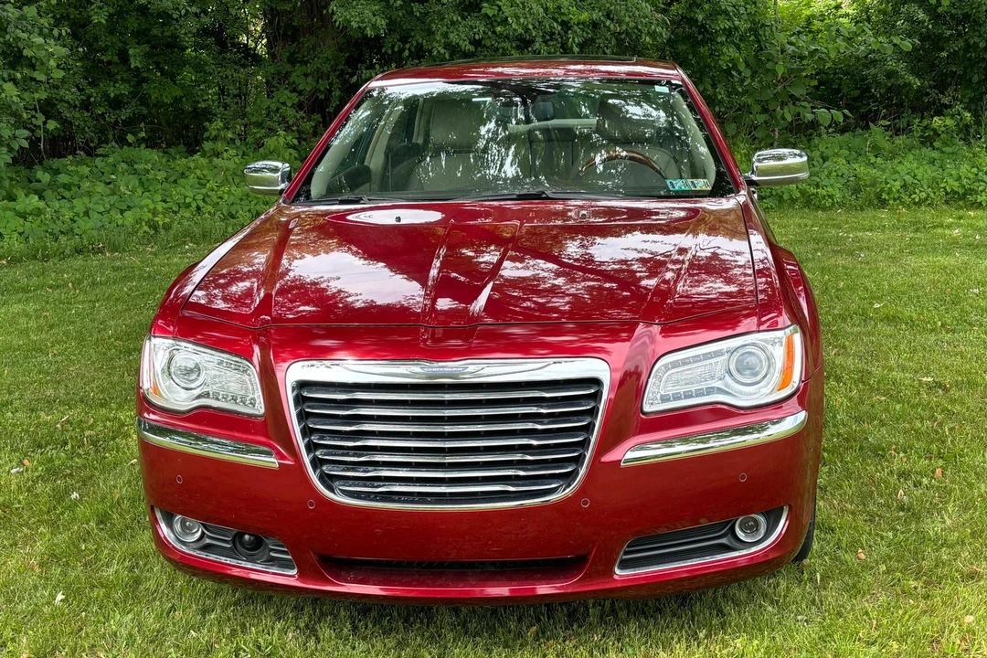 2011 Chrysler 300 (2005-2023) - Image 2 of 31