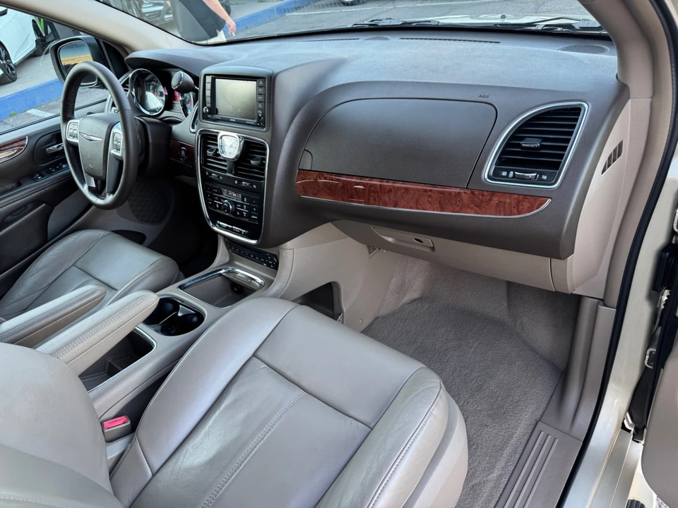 2011 Chrysler Town & Country - Image 9 of 21