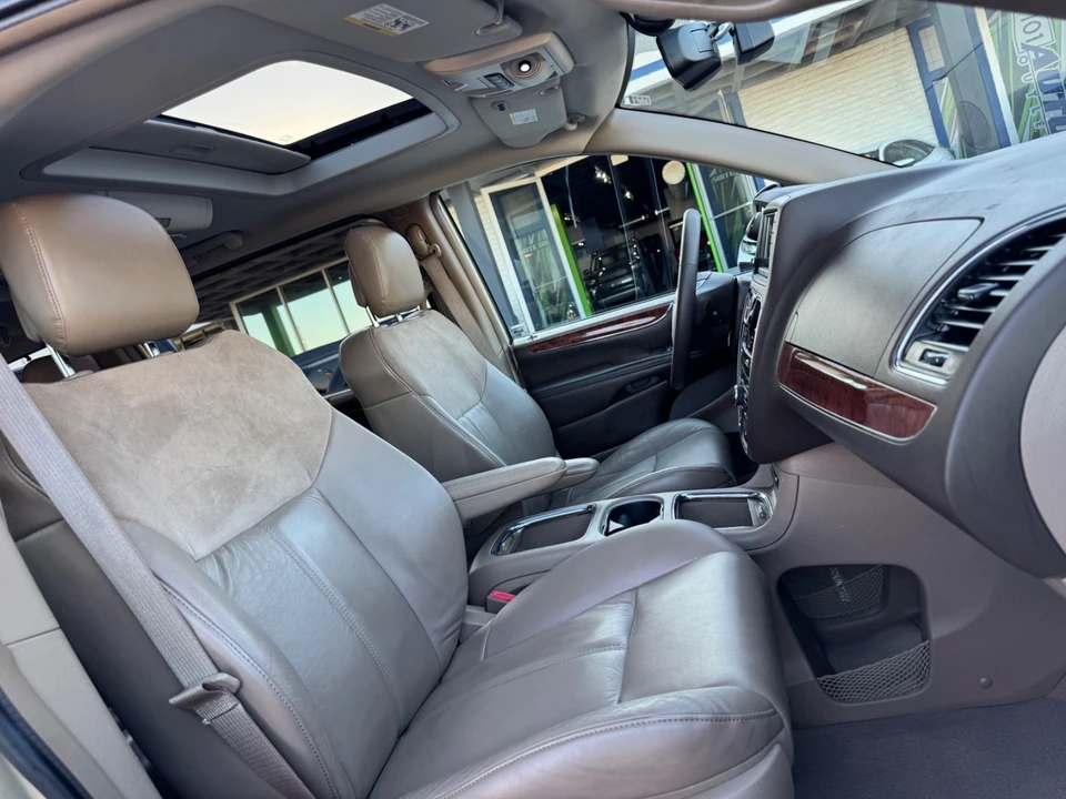 2011 Chrysler Town & Country - Image 7 of 21