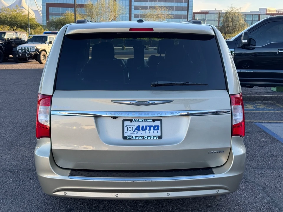 2011 Chrysler Town & Country - Image 5 of 21