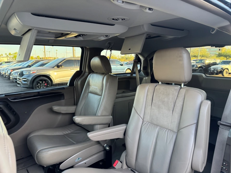 2011 Chrysler Town & Country - Image 10 of 21