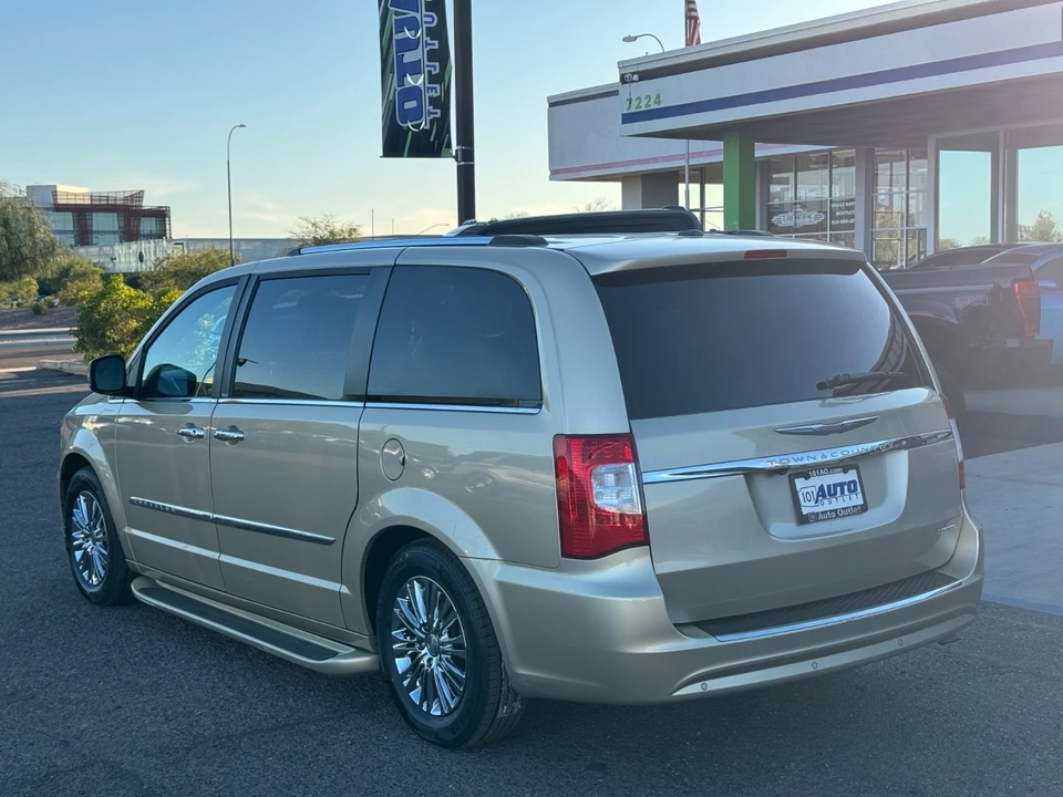 2011 Chrysler Town & Country - Image 4 of 21