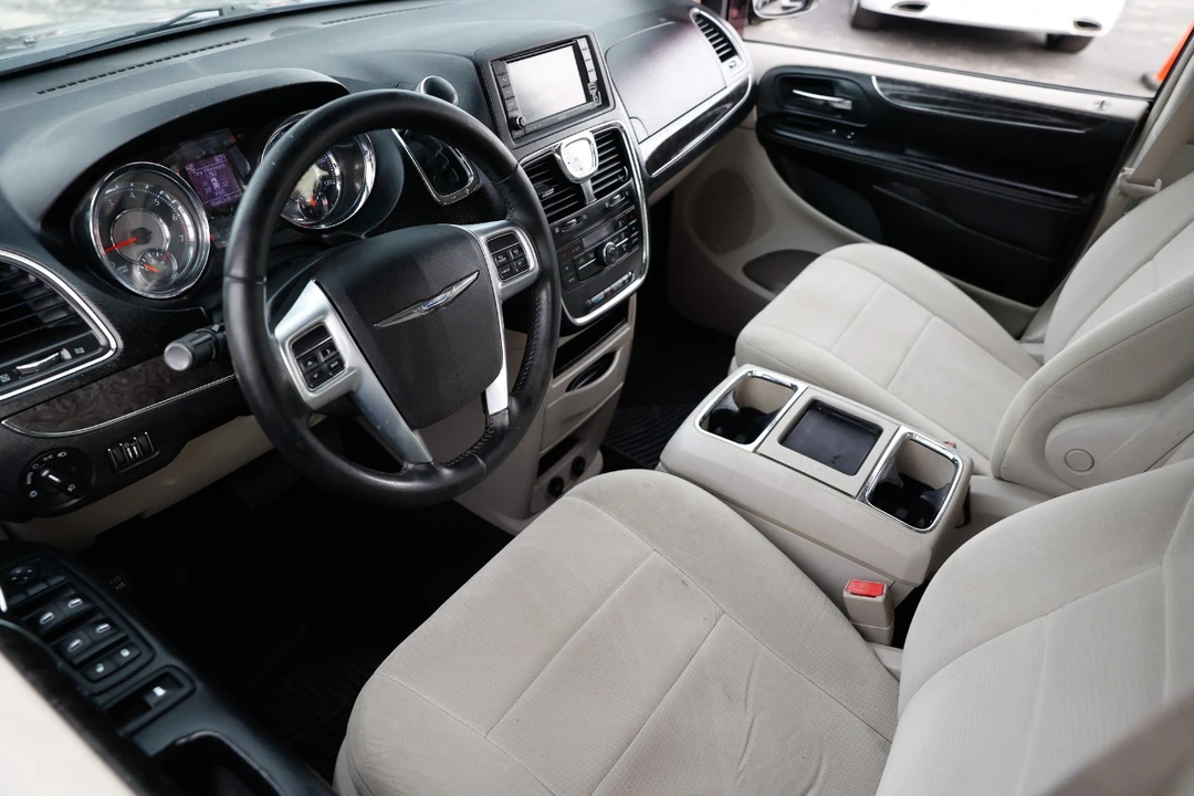 2011 Chrysler Town & Country - Image 4 of 12