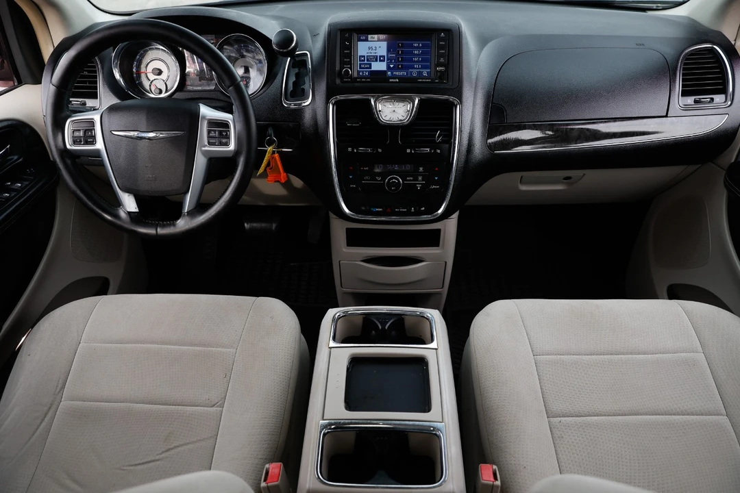 2011 Chrysler Town & Country - Image 2 of 12