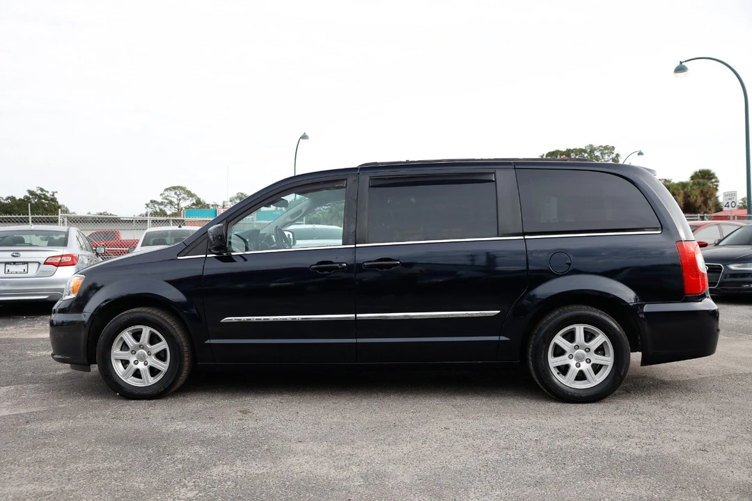 2011 Chrysler Town & Country - Image 3 of 12