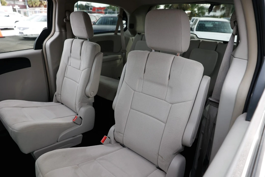 2011 Chrysler Town & Country - Image 8 of 12
