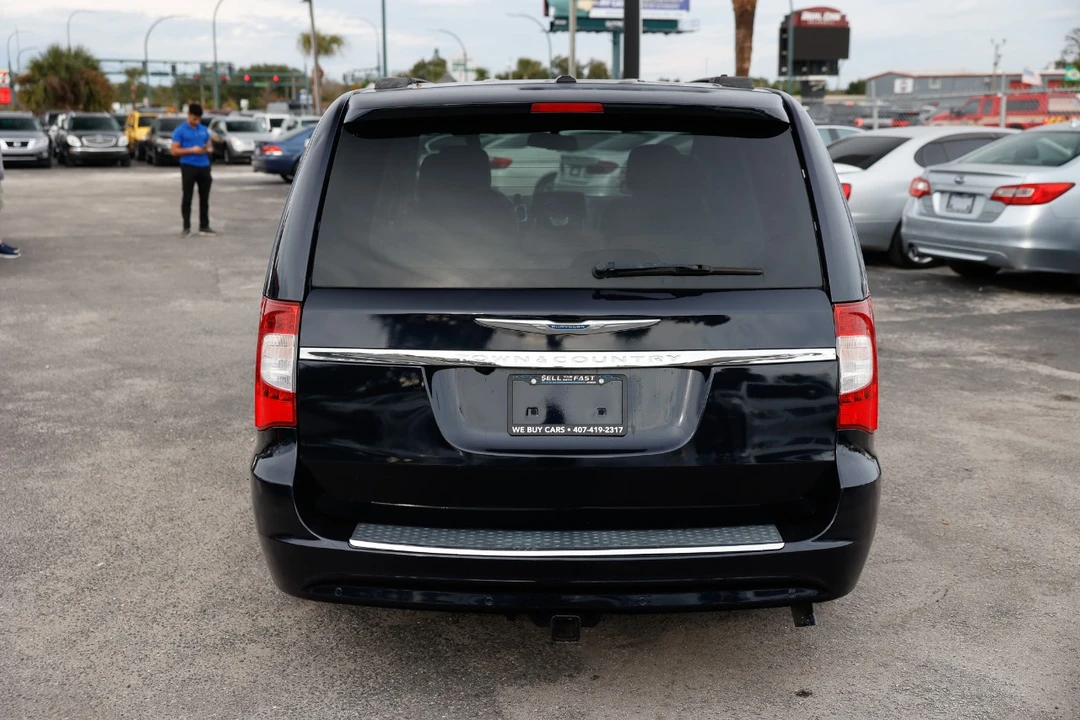 2011 Chrysler Town & Country - Image 9 of 12