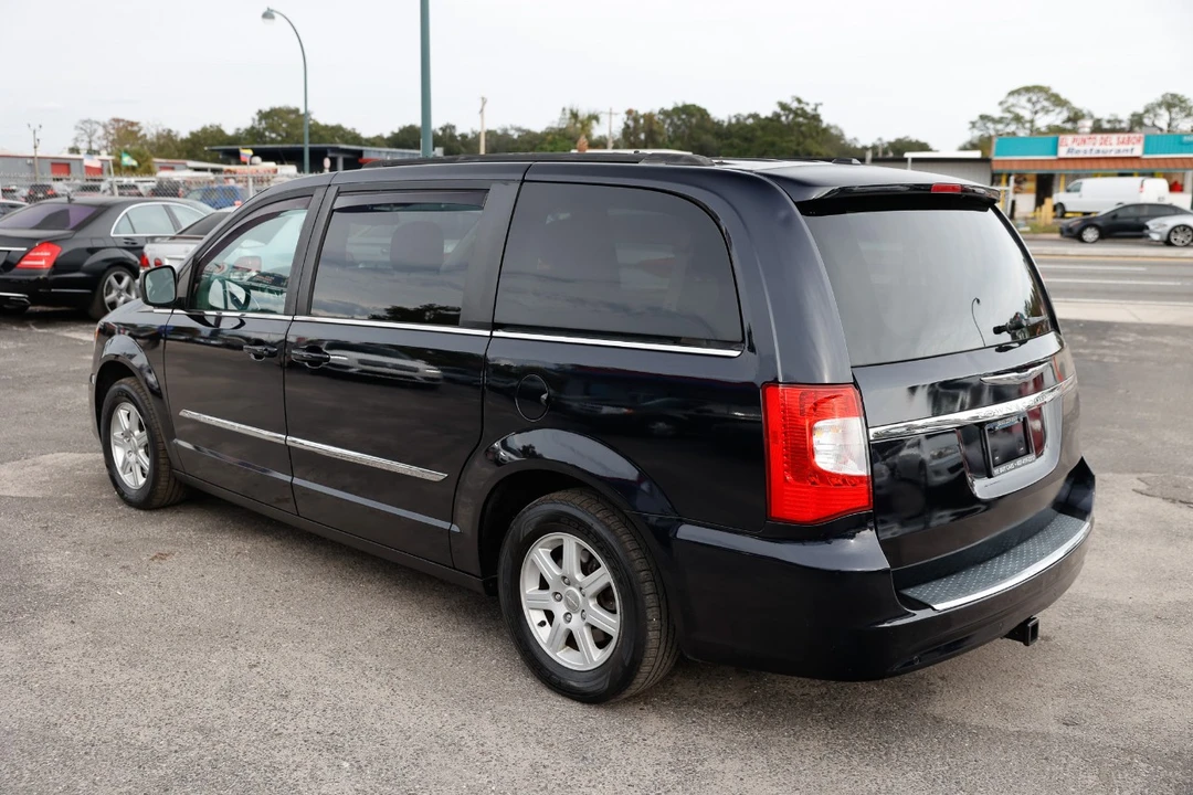 2011 Chrysler Town & Country - Image 5 of 12
