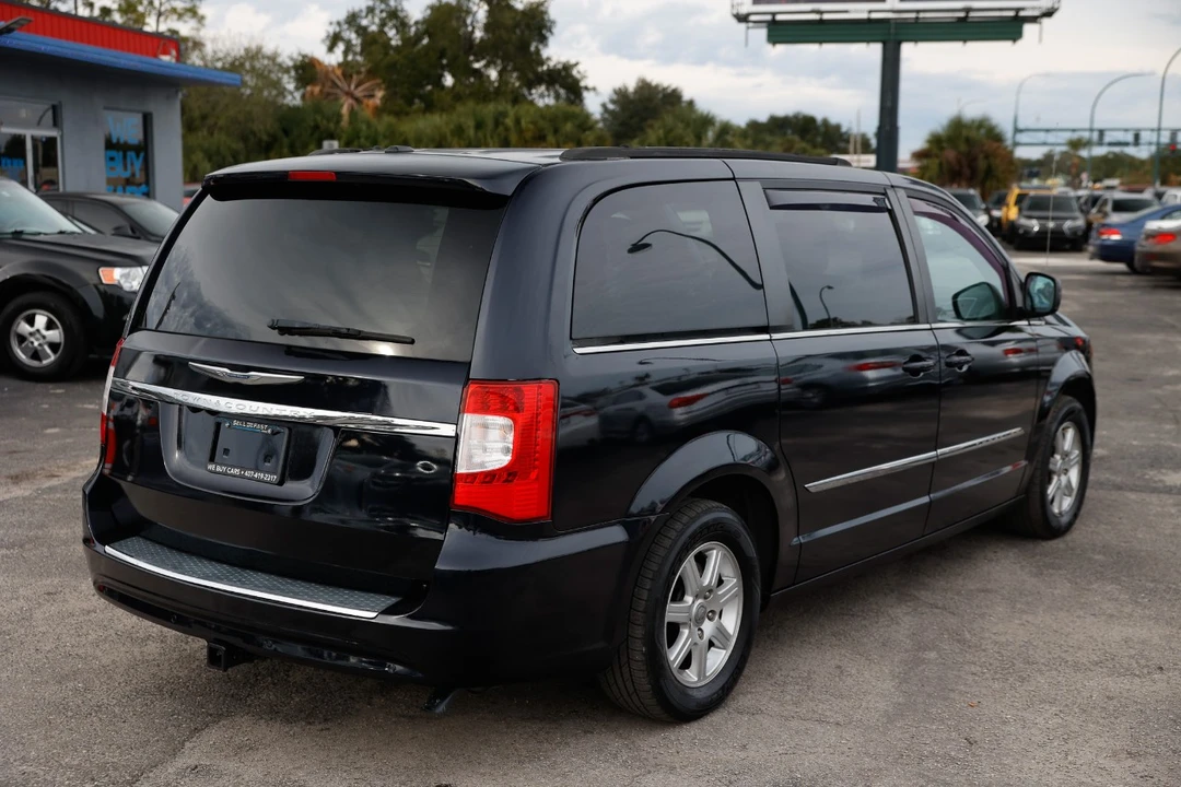 2011 Chrysler Town & Country - Image 11 of 12