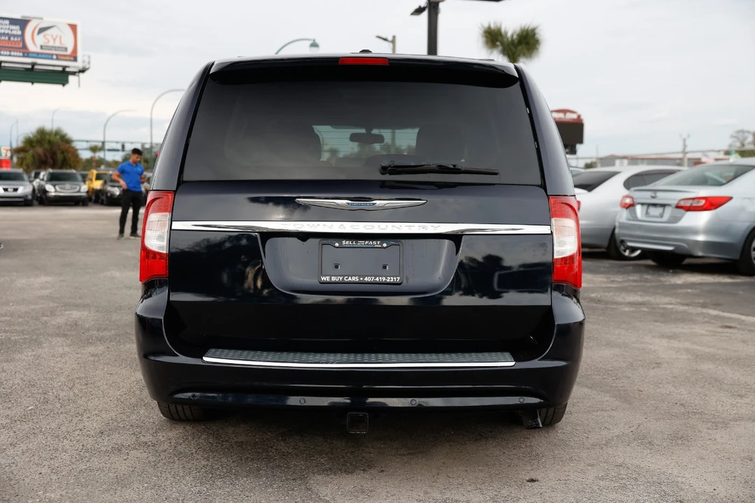 2011 Chrysler Town & Country - Image 7 of 12