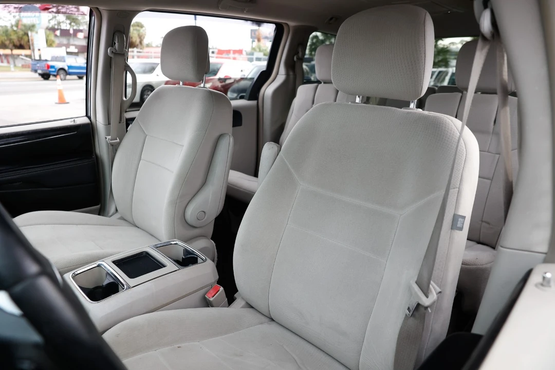 2011 Chrysler Town & Country - Image 6 of 12