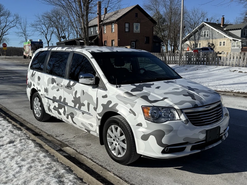 2011 Chrysler Town & Country - Image 3 of 18