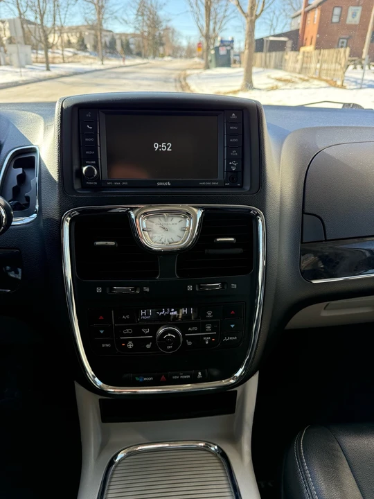 2011 Chrysler Town & Country - Image 17 of 18