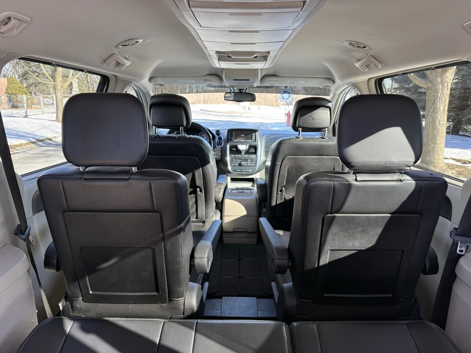2011 Chrysler Town & Country - Image 15 of 18