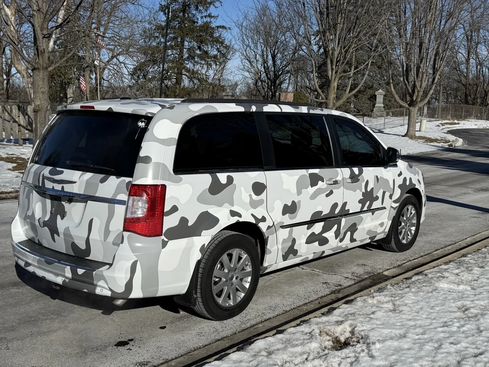 2011 Chrysler Town & Country - Image 5 of 18