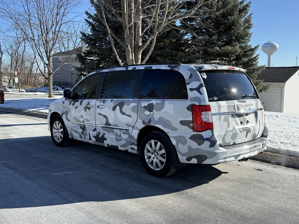 2011 Chrysler Town & Country - Image 9 of 18