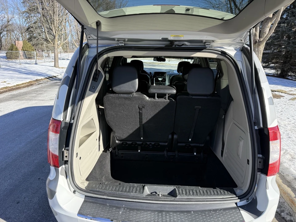 2011 Chrysler Town & Country - Image 16 of 18