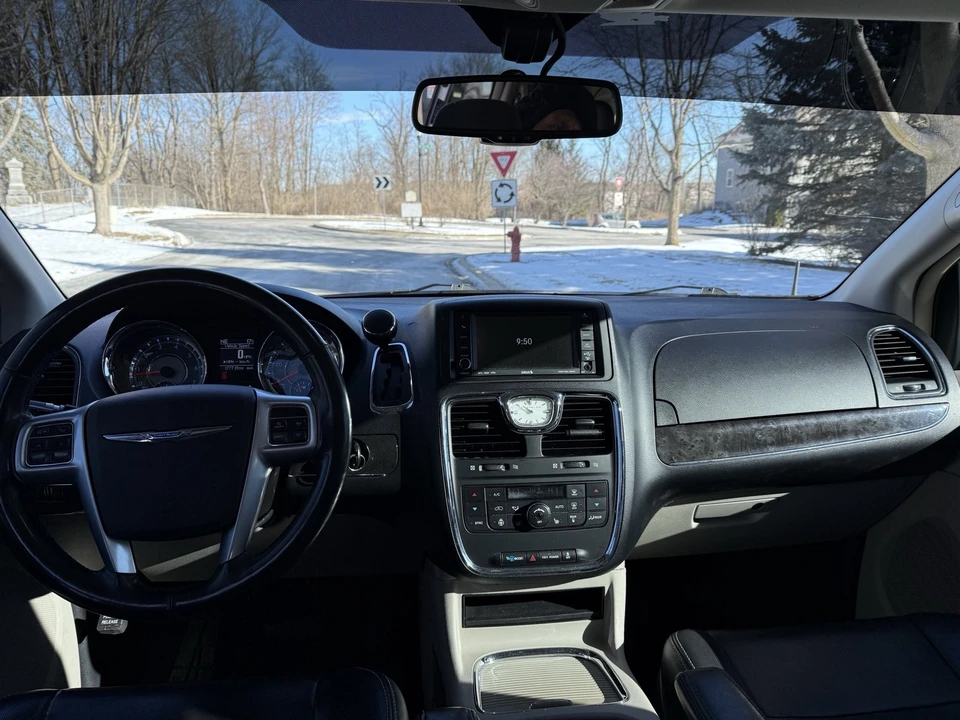 2011 Chrysler Town & Country - Image 14 of 18