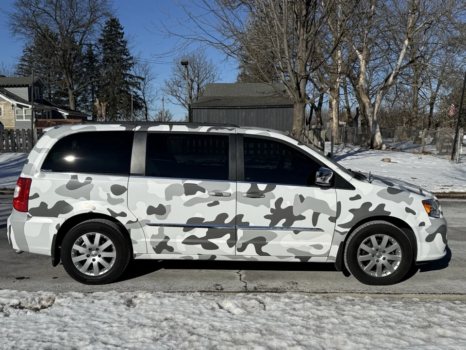 2011 Chrysler Town & Country - Image 4 of 18