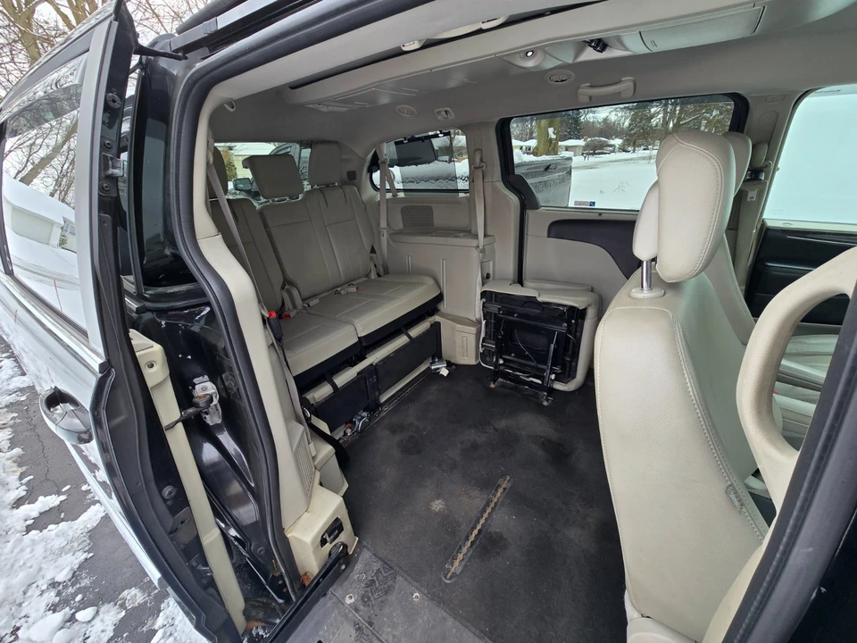 2011 Chrysler Town & Country - Image 16 of 21