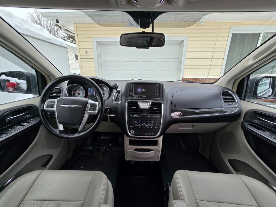 2011 Chrysler Town & Country - Image 5 of 21