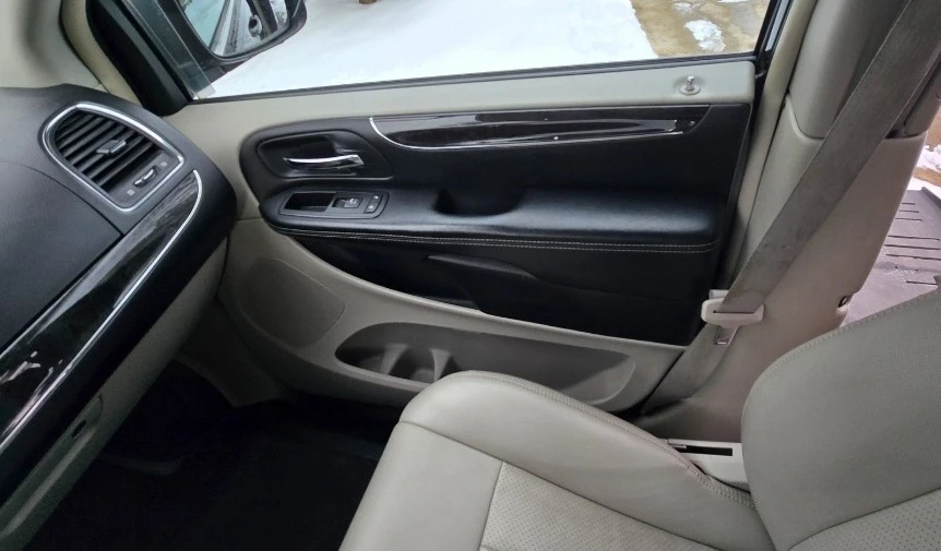 2011 Chrysler Town & Country - Image 19 of 21