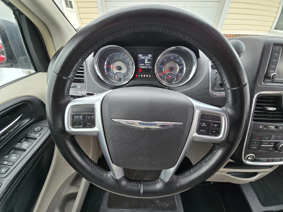 2011 Chrysler Town & Country - Image 6 of 21