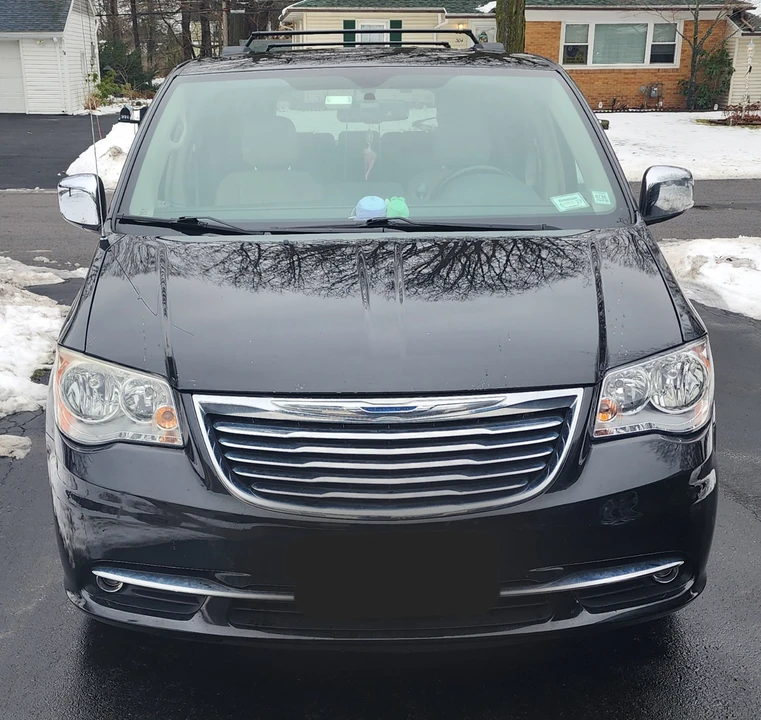 2011 Chrysler Town & Country - Image 3 of 21
