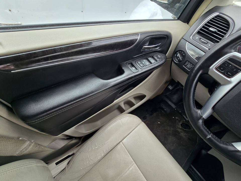 2011 Chrysler Town & Country - Image 18 of 21