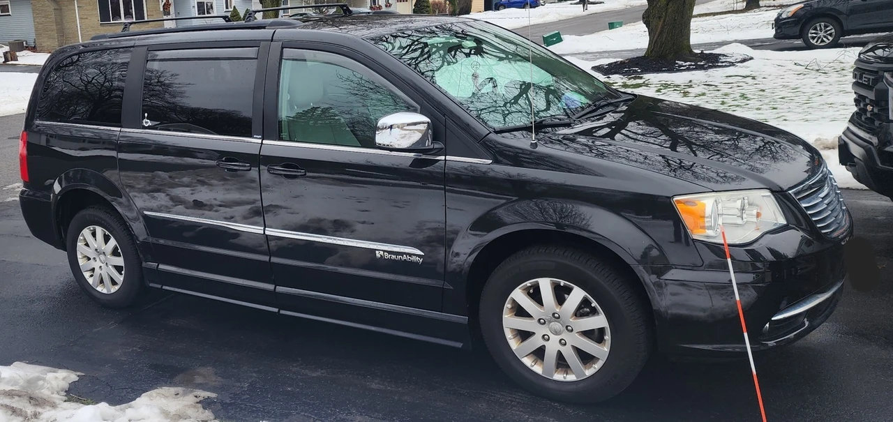 2011 Chrysler Town & Country - Image 2 of 21